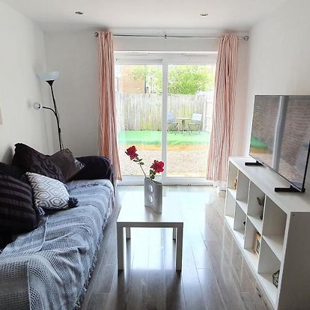 Trendy, Modern Garden Posh Peckham Apartment ลอนดอน ภายนอก รูปภาพ