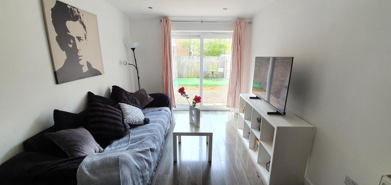 Trendy, Modern Garden Posh Peckham Apartment ลอนดอน ภายนอก รูปภาพ