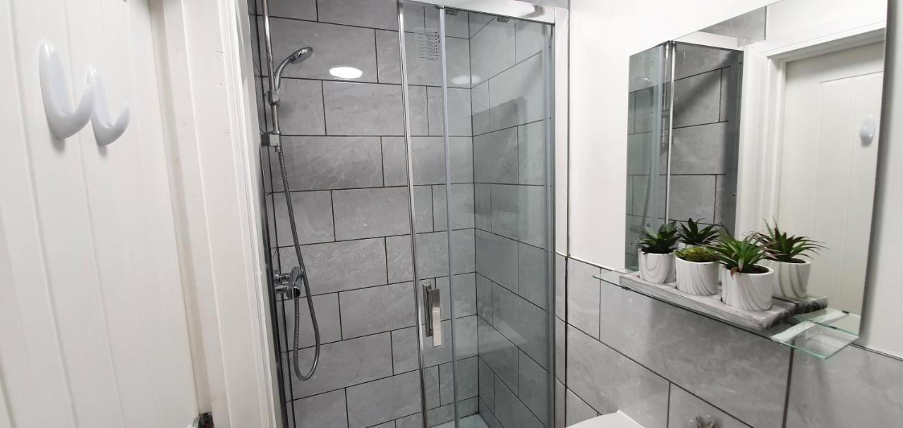 Trendy, Modern Garden Posh Peckham Apartment ลอนดอน ภายนอก รูปภาพ